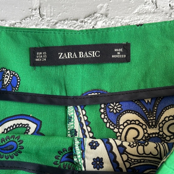 ZARA | Emerald green dainty ruffle hem paisley print shorts - Picture 4 of 6
